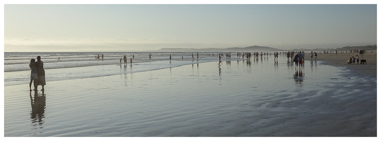Pastel mild light on Capetown beach strollers